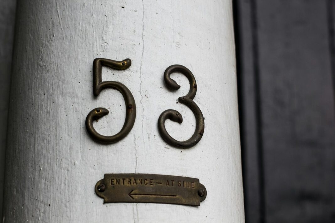 budowa domu - numer i tabliczka z numerem